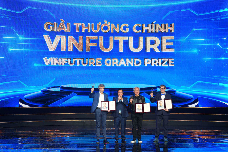 Thủ tướng Chính phủ Phạm Minh Chính trao giải thưởng cho các chủ nhân Giải thưởng Chính VinFuture 2024, vinh danh những đóng góp đột phá để thúc đẩy sự tiến bộ của học sâu