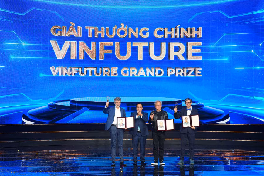 Thủ tướng Chính phủ Phạm Minh Chính trao giải thưởng cho các chủ nhân Giải thưởng Chính VinFuture 2024, vinh danh những đóng góp đột phá để thúc đẩy sự tiến bộ của học sâu
