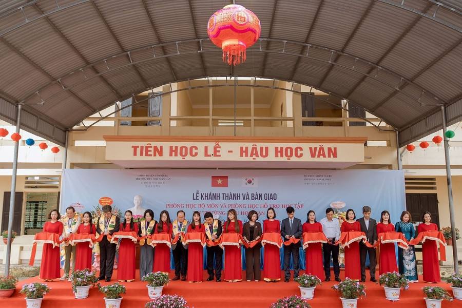 Hình ảnh cắt băng khánh thành tại sự kiện