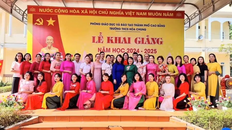 Tập thể CBGV Trường THCS Hòa Chung