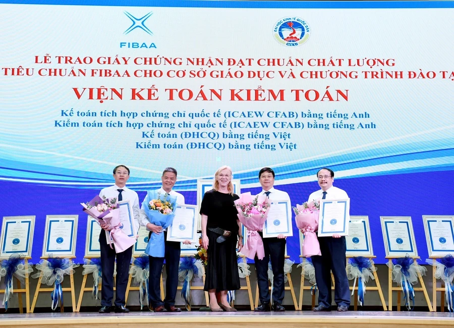 Viện Kế toán - Kiểm toán. NEU nhận Chứng nhận đạt chuẩn chất lượng theo tiêu chuẩn của tổ chức kiểm định quốc tế FIBAA 