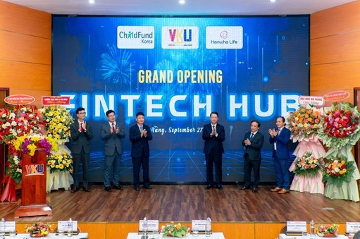 Lễ khánh thành Fintech Hub tại Trường Đại học CNTT-TT Việt – Hàn (Đà Nẵng) với sự tham gia của Hanwha Life, VKU và Childfund Hàn Quốc