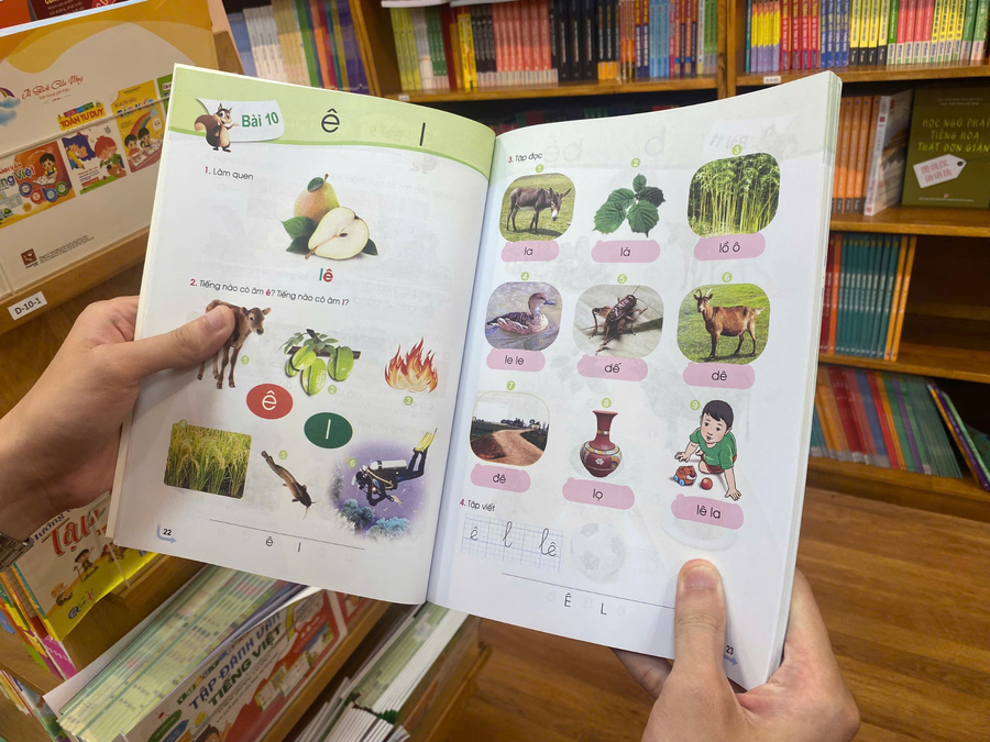 Bài học trong SGK Tiếng Việt hay Toán đều gắn với những tình huống quen thuộc trong đời sống hằng ngày giúp học sinh dễ ghi nhớ. Ảnh: An Vy.