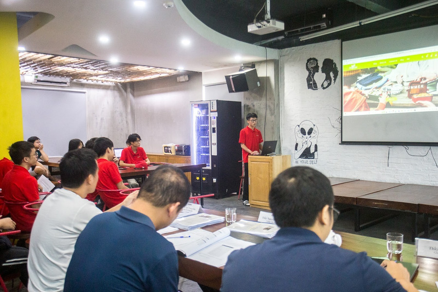 Học viên của Aptech trong một buổi bảo vệ đồ án. a3-nga.jpg