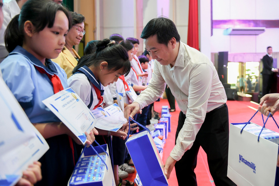Ông Đỗ Thanh Tuấn – Giám đốc Đối ngoại Vinamilk – tặng quà 1/6 cho các em học sinh vượt khó, học giỏi trong chương trình. anh-4a-vnm.jpg