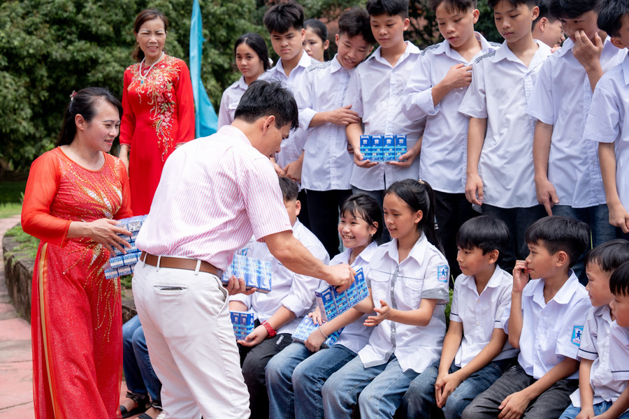 Đoàn công tác tới thăm hỏi và trao quà cho các “mẹ” và hơn 100 trẻ em mồ côi, có hoàn cảnh đặc biệt khó khăn tại Làng Trẻ em SOS Việt Trì. anh-2b-vnm-2b.jpg