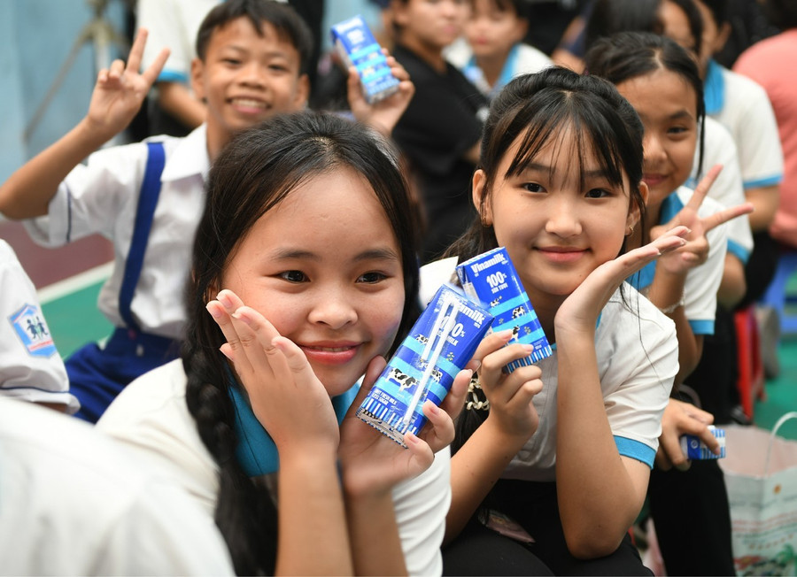 Nụ cười của các em nhỏ tại Làng Trẻ em SOS Bến Tre khi nhận những món quà từ Vinamilk và chương trình. anh-6c-vnm.jpg