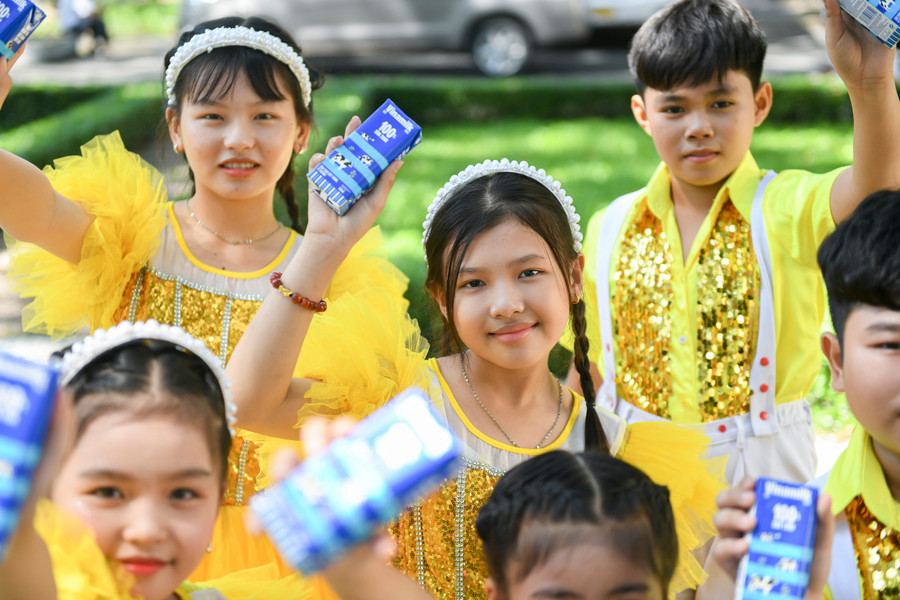 Không chỉ là những món quà, niềm vui trẻ thơ là được thể hiện tài năng, nói lên suy nghĩ, ước mơ và nhận được sự động viên, quan tâm và tình yêu thương của cộng đồng. anh-4c-vnm.jpg