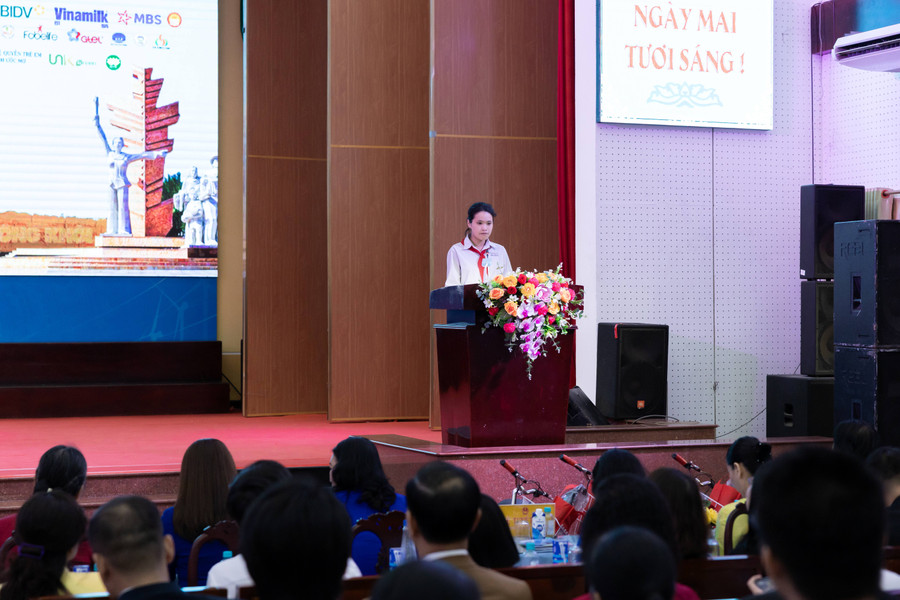 Em Đặng Lữ Thúy An – Học sinh lớp 9 Trường THCS Mỹ Hóa – chia sẻ cảm nghĩ tại chương trình “Thắp sáng những ước mơ”. anh-7a-vnm-7a.jpg