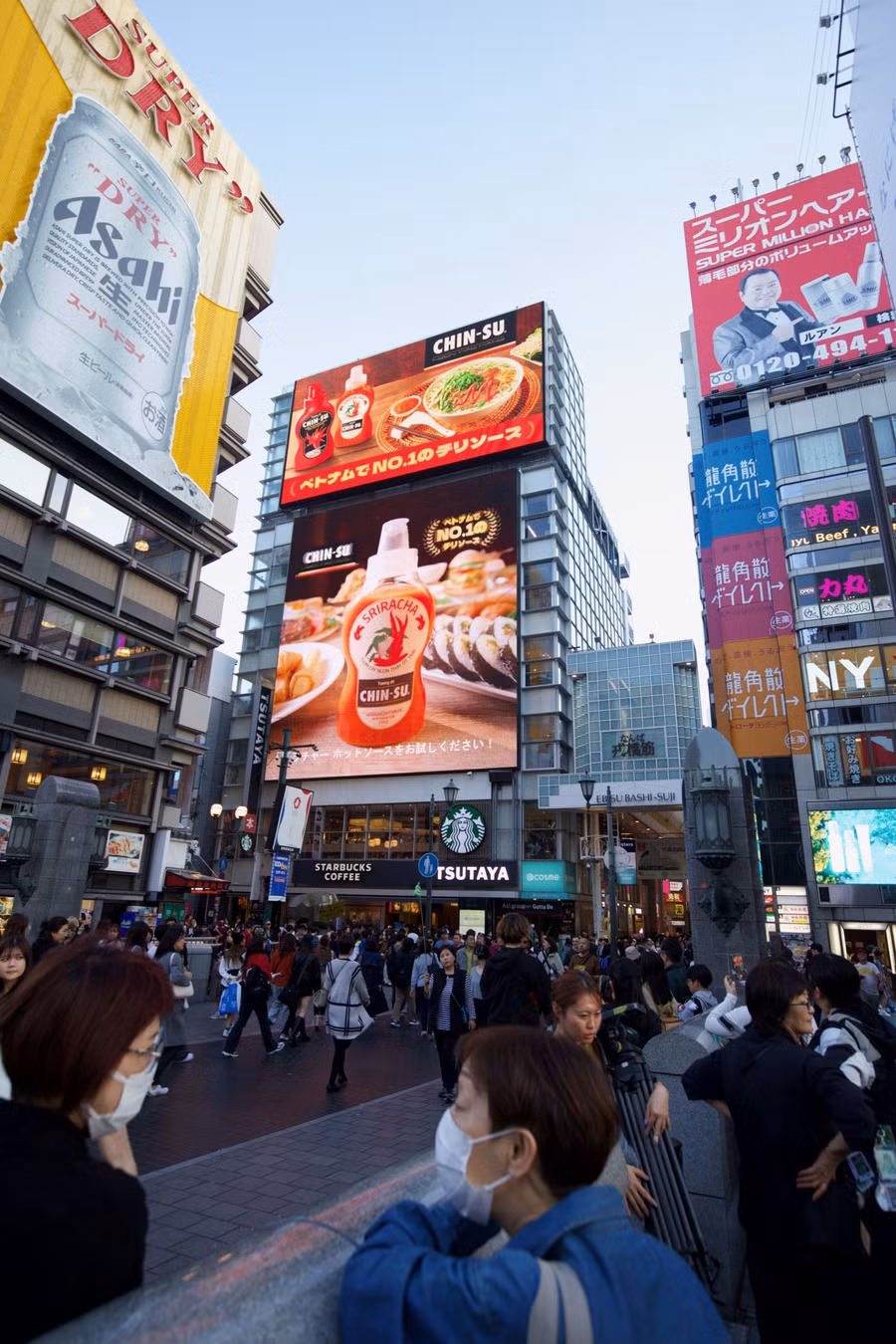 1-ms-tuong-ot-chin-su-xuat-hien-hoanh-trang-tai-khu-pho-am-thuc-soi-dong-dotonbori-osaka.jpg