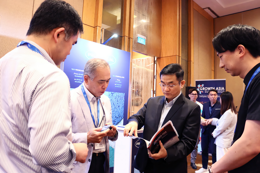 Ông Nguyễn Quang Trí - Giám đốc điều hành Marketing Vinamilk (thứ 2 từ phải sang) - chia sẻ về đột phá 6 HMO với các khách mời tại Diễn đàn Phát triển Châu Á 2025 (Ảnh: Hồng Nhân). 3-hinh-3-1.png