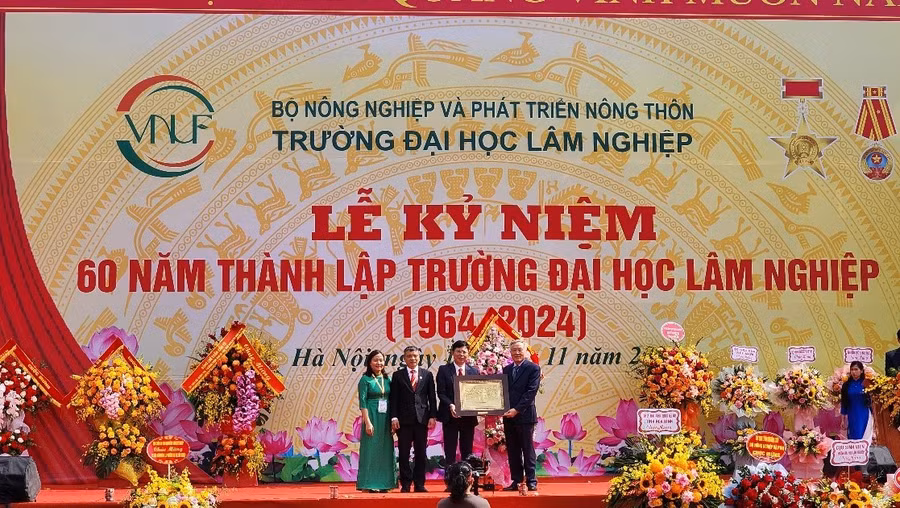 Phó Thủ tướng Thường trực Nguyễn Hòa Bình trao tặng phẩm tại Lễ kỷ niệm 60 cho Trường Đại học Lâm nghiệp