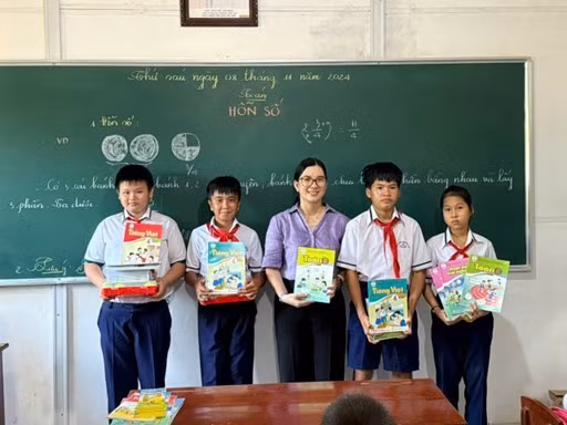 Niềm vui của cô và trò đón nhận quà tặng SGK của Công ty VEPIC