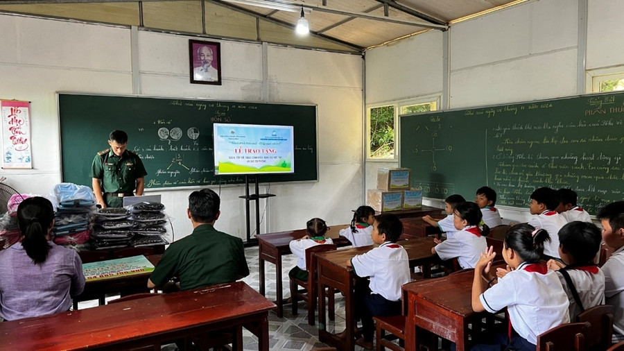 Công ty VEPIC tặng quà cho lớp học tình thương trên đảo Hòn Chuối picture2-cd.jpg