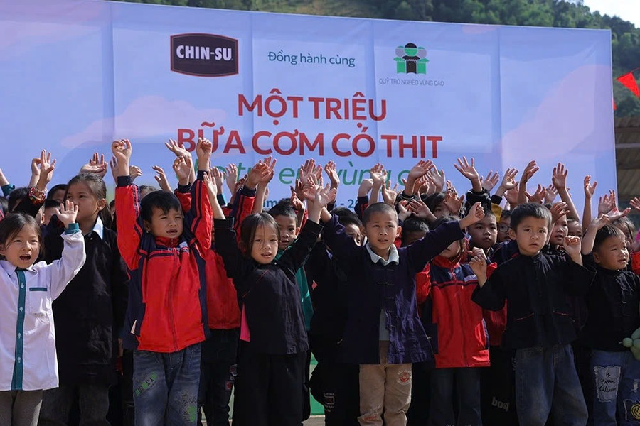 “CHIN-SU Một triệu bữa cơm có thịt” tiếp tục hành trình yêu thương, tiếp sức các em nhỏ vùng cao trên hành trình đi tìm con chữ xây dựng tương lai 5-mschin-su-mot-trieu-bua-com-co-thit-tiep-tuc-hanh-trinh-yeu-thuong-tiep-suc-cac-em-nho-vung-cao-tren-hanh-trinh-di-tim-con-chu-xay-dung-tuong-lai.jpg