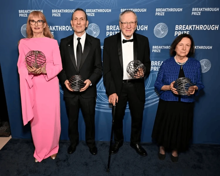 Các nhà khoa học PGS. Svetlana Mojsov; GS. Jens Juul Holst và GS. Daniel J. Drucker (từ phải qua) - Chủ nhân Giải Đặc biệt VinFuture dành cho Nhà khoa học nghiên cứu lĩnh vực mới 2023 - tiếp tục được vinh danh với Giải thưởng Breakthrough 2025 (Ảnh: Michael Kovac/Getty Images for Breakthrough Prize)