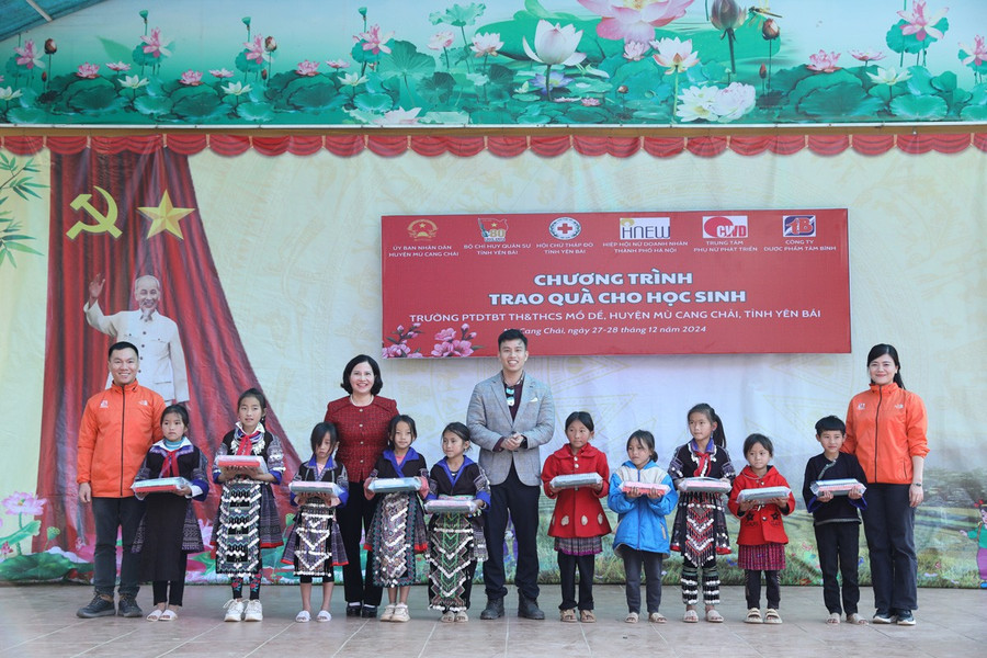 Lãnh đạo Dược phẩm Tâm Bình trao quà và tặng học bổng cho học sinh nghèo vượt khó anh-4-tam-binh.jpg