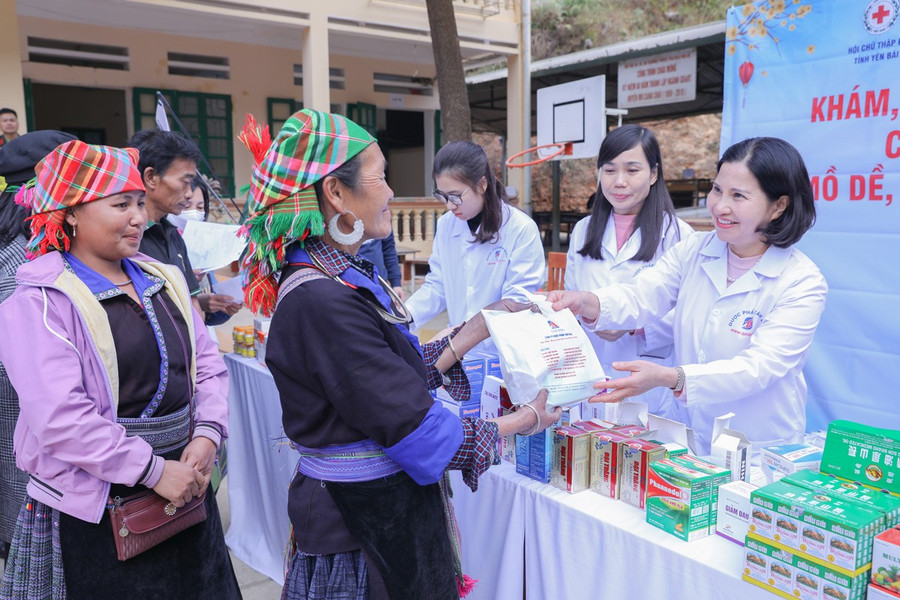 Bà con phấn khởi khi được nhận thuốc miễn phí anh-2-tam-binh.jpg