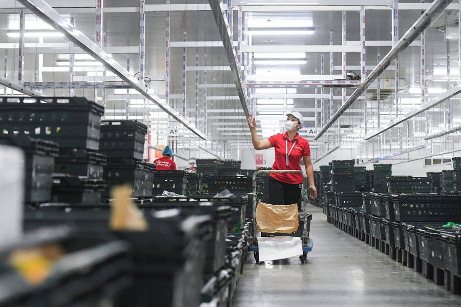 Nhân viên kho vận WinCommerce kiểm tra hệ thống phân chia hàng hóa tự động tại kho Supra 15-msnhan-vien-kho-van-wincommerce-kiem-tra-he-thong-phan-chia-hang-hoa-tu-dong-tai-kho-supra.jpg