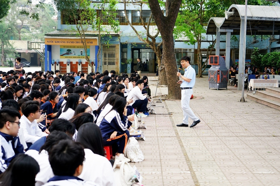 Học sinh được thầy Đỗ Bá Đại chia sẻ xu hướng công việc trong 5 năm tới a7-cd-b3.jpg