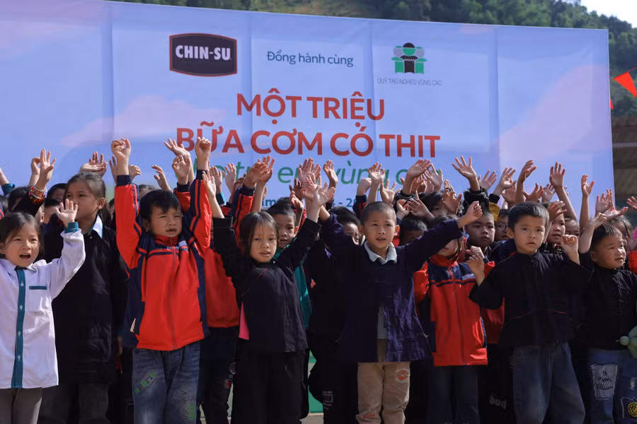 “CHIN-SU Một triệu bữa cơm có thịt” tiếp tục hành trình yêu thương, tiếp sức các em nhỏ vùng cao trên hành trình đi tìm con chữ xây dựng tương lai.