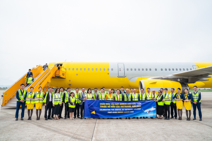 Các đại biểu chụp ảnh lưu niệm cùng chiếc máy bay Airbus A321 đầu tiên thuộc sở hữu của Vietravel Airlines anh-4-phong.jpg