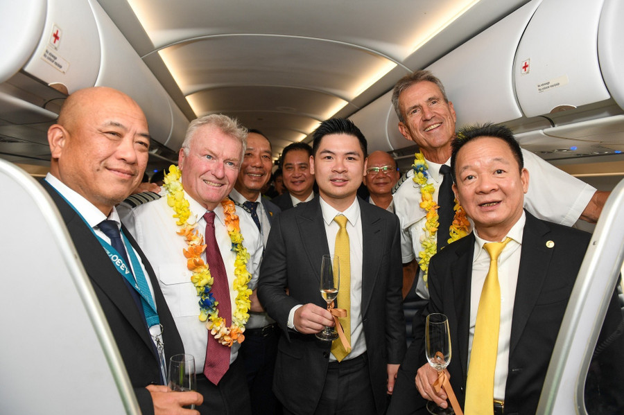 Các đại biểu chúc mừng tổ bay của Airbus A321 anh-3-phong.jpg