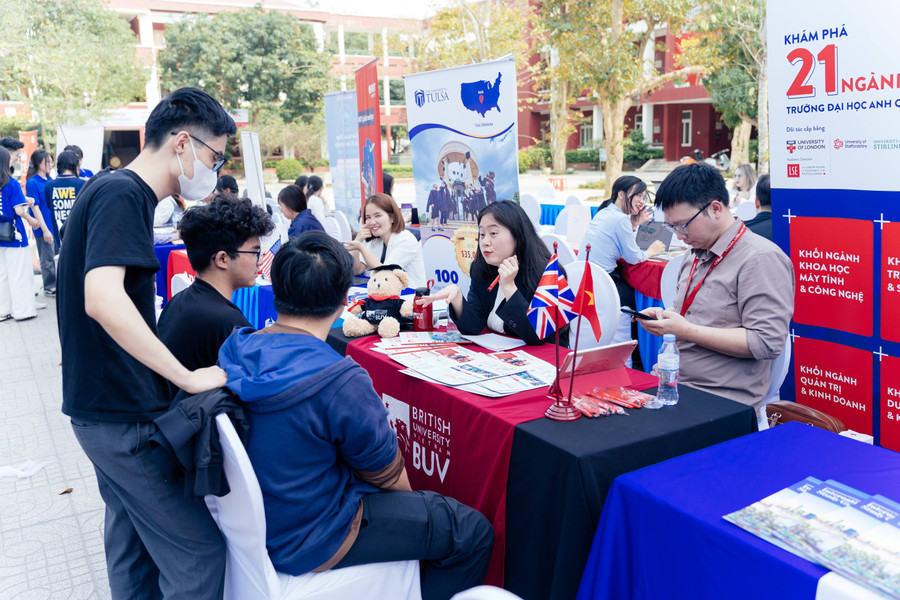 Các điểm tư vấn tuyển sinh được nhiều học sinh quan tâm và tham gia
