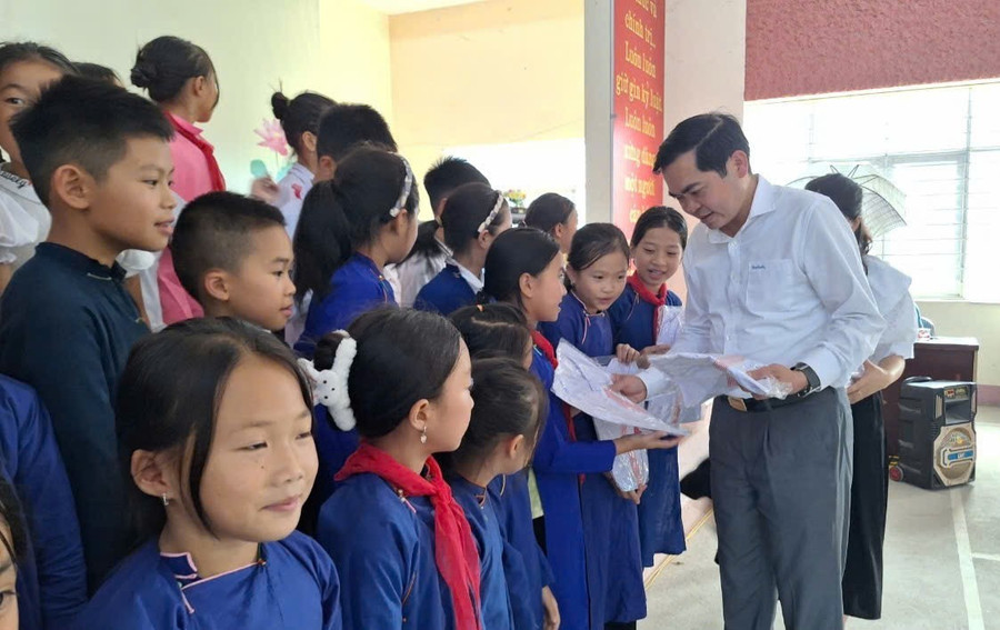 Đ/c Nguyễn Trường Chinh - Thị ủy viên, Trưởng phòng GD&ĐT thị xã Sa Pa trao đồng phục cho các em học sinh a5-tiep.png
