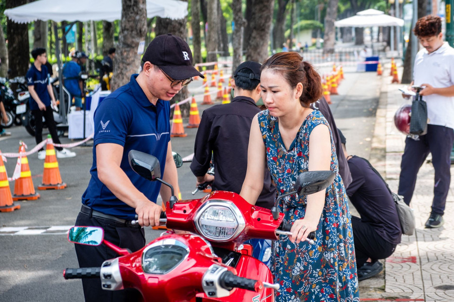 Chị Hồ Bảo Trân (TPHCM) đánh giá xe máy VinFast có trải nghiệm lái nhẹ nhàng, nhanh và ổn định. a5-vg.jpg