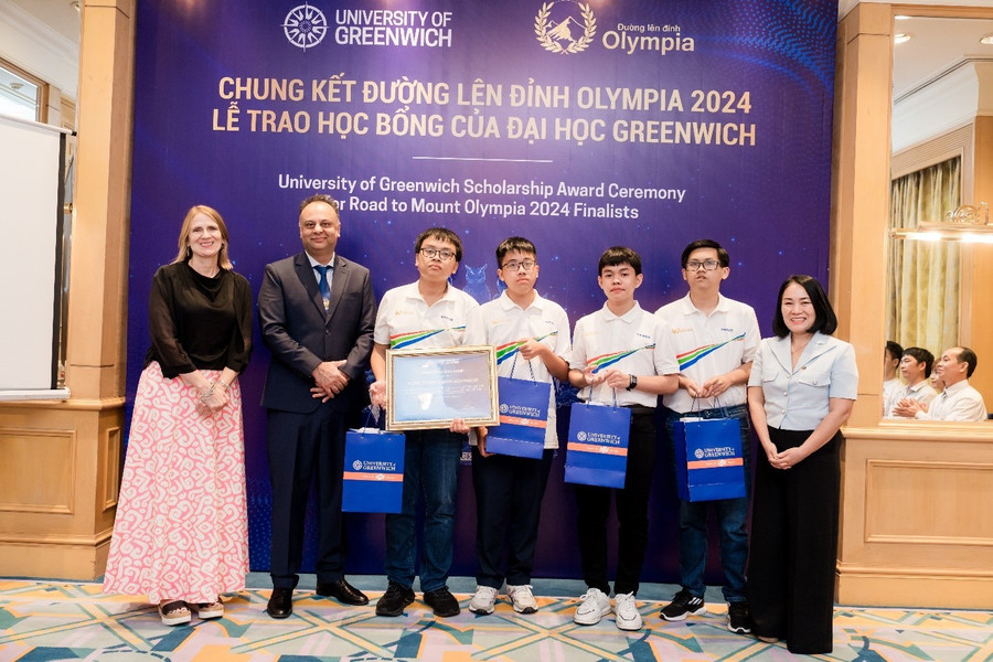 Đại diện Đại học Greenwich và Hội đồng Anh (British Council) và ban tổ chức Đường lên đỉnh Olympia trao suất học bổng 60.000 Bảng Anh cho đại diện các nhà leo núi chung kết