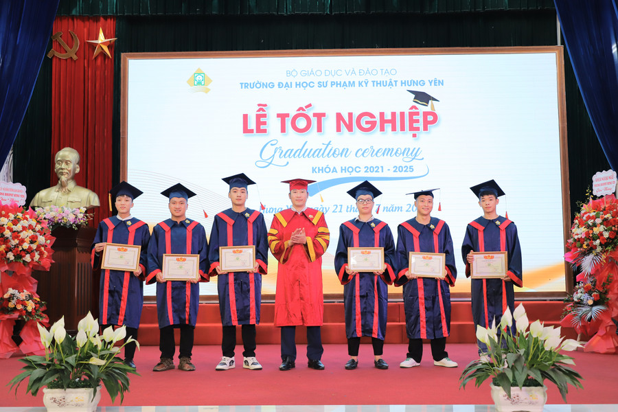 TS. Nguyễn Minh Quý - Phó hiệu trưởng nhà trường trao thưởng cho các tập thể lớp sinh viên xuất sắc. hy3-ts-nguyen-minh-quy-pho-hieu-truong-nha-truong-trao-thuong-cho-cac-tap-the-lop-sinh-vien-xuat-sac-1.jpg