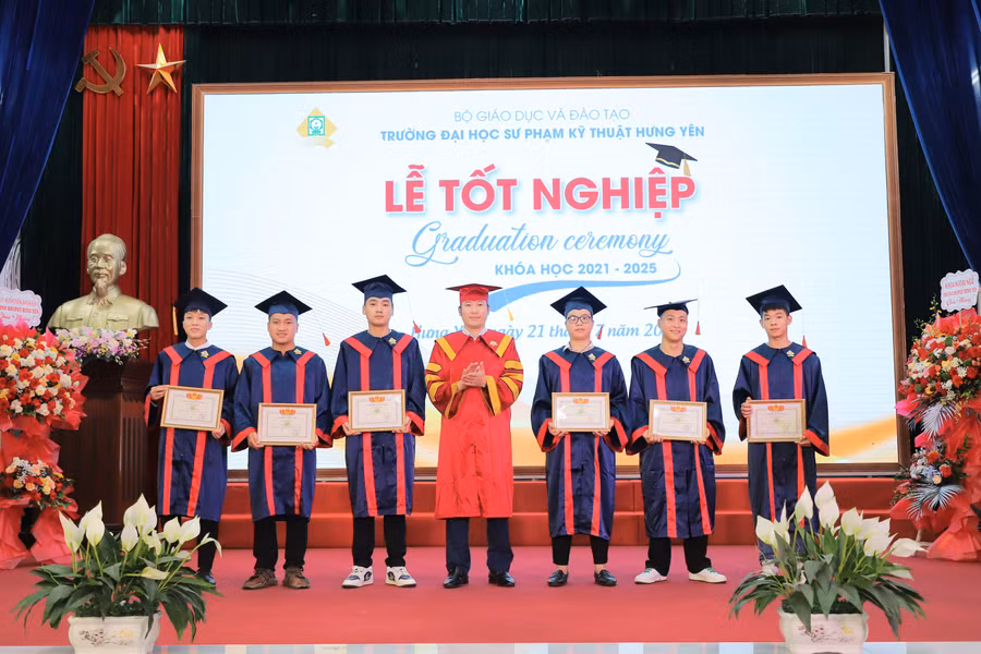 hy3-ts-nguyen-minh-quy-pho-hieu-truong-nha-truong-trao-thuong-cho-cac-tap-the-lop-sinh-vien-xuat-sac-1.jpg