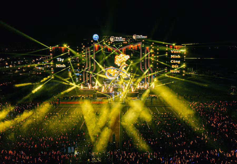 Theo BTC, đại nhạc hội “Khơi mạch nguồn Di sản – Vững bước Kỷ nguyên mới” tổ chức tối 9/8 tại Tây Ninh đã thu hút hàng vạn khán giả tham dự.
