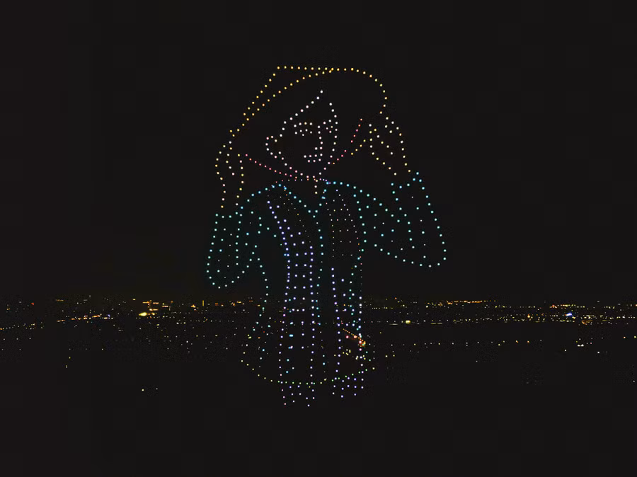 Bầu trời đêm Thành phố Thiên niên kỷ rực sáng màn trình diễn của 1.000 drone