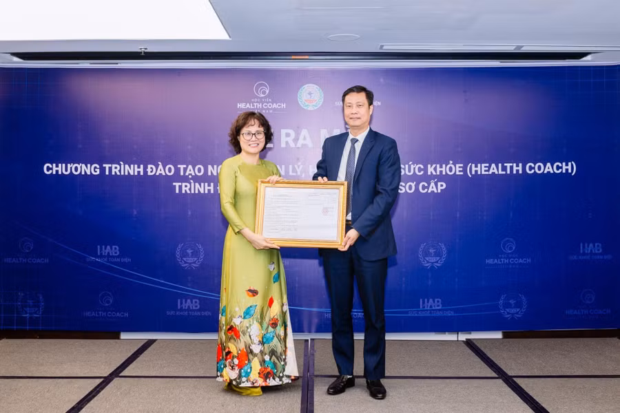 TS. Trần Bá Kiên - Hiệu trưởng trường CĐ Dược Trung ương Hải Dương đón nhận quyết định cấp mã nghề của Bộ LĐTBXH tại buổi ra mắt Chương trình đào tạo nghề Quản lý, huấn luyện sức khỏe (Wellness Coaching and Health Management) 