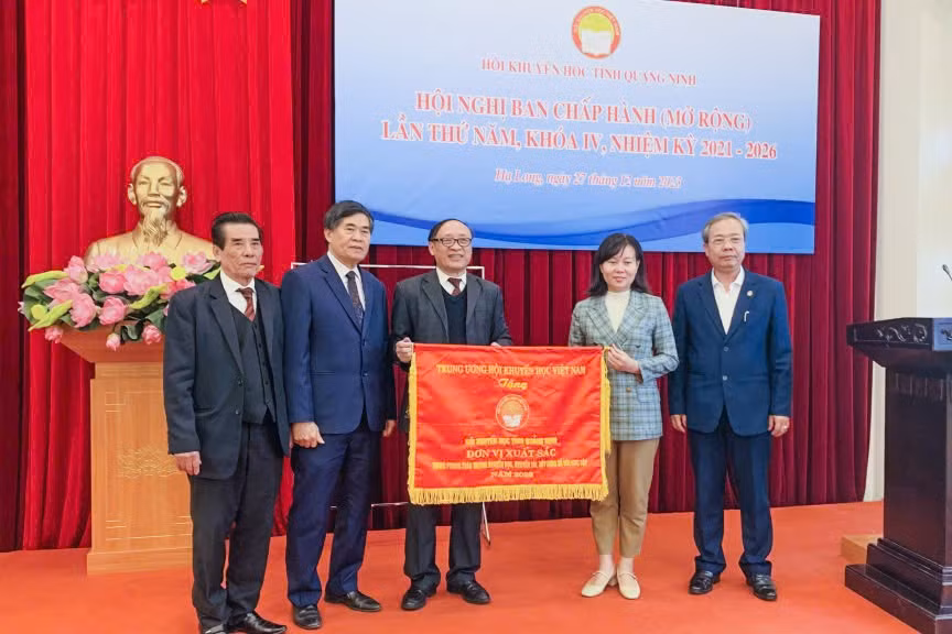 Hội Khuyến học tỉnh Quảng Ninh đón nhận cờ thi đua “Đơn vị xuất sắc” năm 2023 do Trung ương Hội Khuyến học Việt Nam trao tặng. 