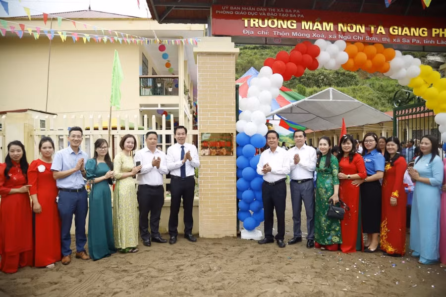 Đ/c Dương Đức Huy - UVBTV Tỉnh ủy, Trưởng ban Tuyên giáo và Dân vận Tỉnh ủy Lào Cai và Đ/c Phan Đăng Toàn - tỉnh ủy viên, Bí thư Thị ủy, Chủ tịch HĐND thị xã Sa Pa dự đón nhận trường chuẩn quốc gia Trường Mầm non Tả Giàng Phình.