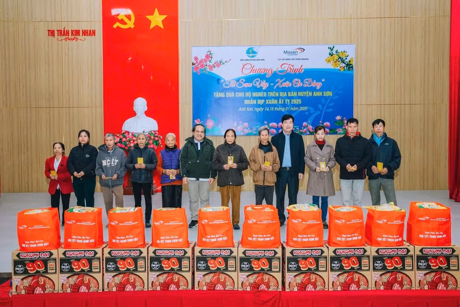 13-5000-phan-qua-la-cac-thuc-pham-thiet-yeu-cung-ho-tro-tien-mat-cho-ba-con-vung-co-hoan-canh-kho-khan-tai-nghe-an.jpg
