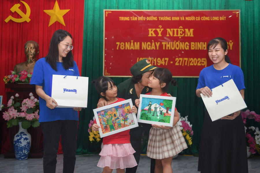 Những bức tranh do con em nhân viên Vinamilk vẽ trở thành cầu nối gắn kết quá khứ với tương lai (Ảnh: Thanh Bình). anh-3d-vnm.jpg