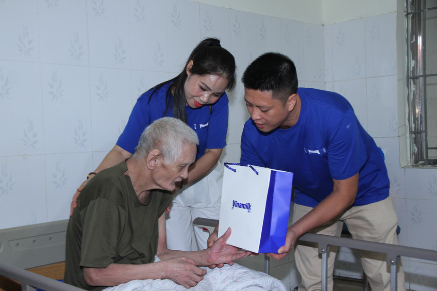 Góp phần chăm sóc sức khỏe thể chất cho những anh hùng của đất nước, Vinamilk dành tặng những món quà dinh dưỡng thiết thực như sữa tươi Vinamilk 100%, sữa hỗ trợ ăn ngủ ngon Sure Prevent Gold… (Ảnh: Thanh Bình). anh-5b-vnm.jpg