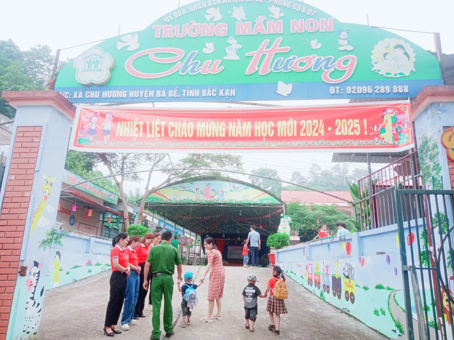 Cô và Trò trường Mầm non Chu Hương hân hoan chào đón năm học mới