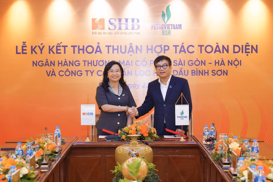 Bà Ngô Thu Hà, Tổng Giám đốc Ngân hàng SHB và ông Nguyễn Việt Thắng, Tổng Giám đốc CTCP Lọc hóa dầu Bình Sơn tại buổi lễ