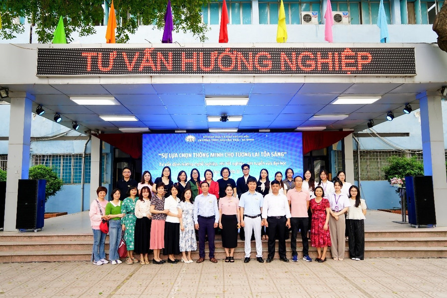 Ban tổ chức, GV chủ nhiệm, đại diện cha mẹ HS chụp ảnh lưu niệm a9-cd-b3.jpg