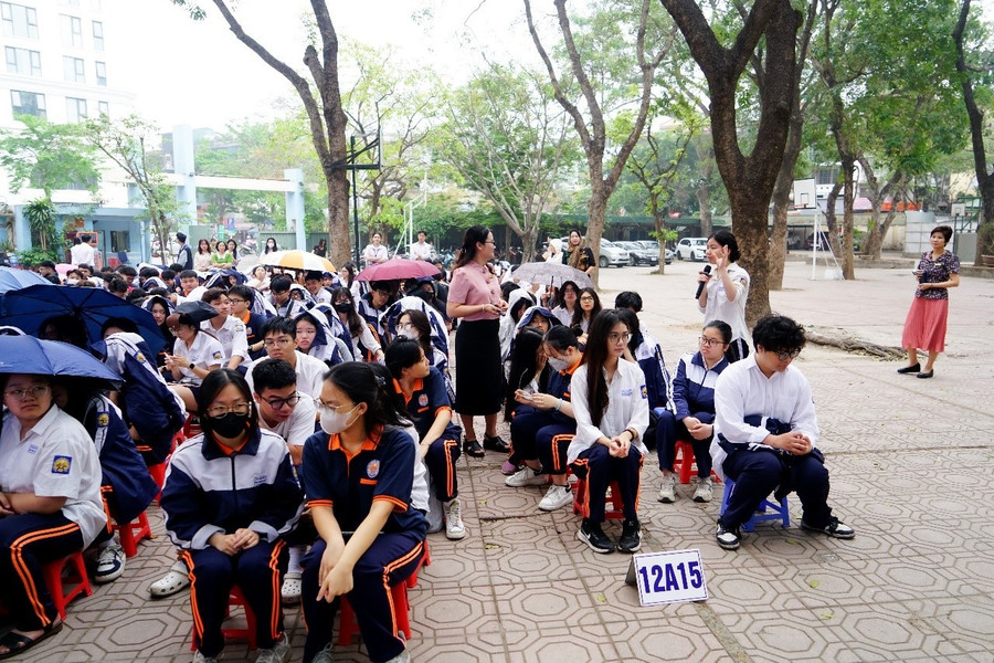 Tiến sĩ Nguyễn Thị Phương Lan trực tiếp giải đáp thắc mắc cho học sinh a4-cd-b3.jpg