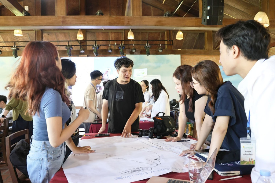 Nhà báo Đinh Đức Hoàng trực tiếp hướng dẫn, góp ý với các học viên về cách tìm và khai thác đề tài về môi trường a2-tien.jpg