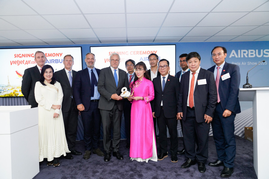 Đại diện lãnh đạo Airbus và Vietjet tại Triển lãm Hàng không Lé Bourget Paris (Paris Airshow) 2025 a5-vj.jpg