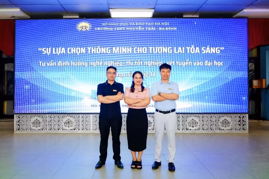 Thầy cô trong Ban tư vấn hướng nghiệp cho học sinh