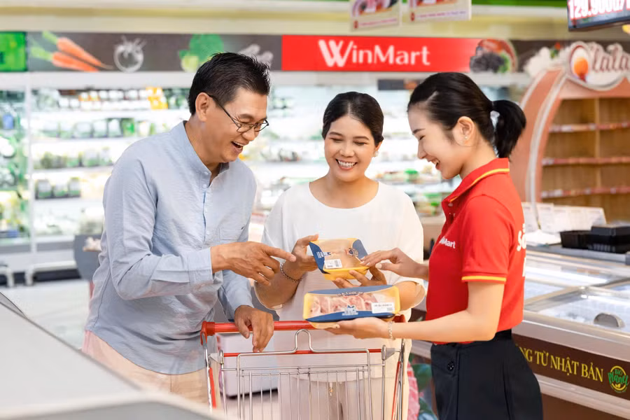 4 MS Nhân viên WinMart hỗ trợ khách hàng mua sắm.jpg