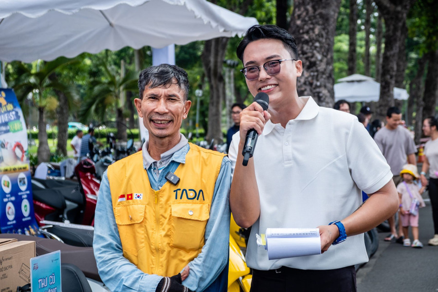 Ông Đỗ Văn Trọng (bên trái, áo vàng) sống tại TPHCM quyết định mua Evo200 để tối ưu chi phí đi lại. a4-vg.jpg